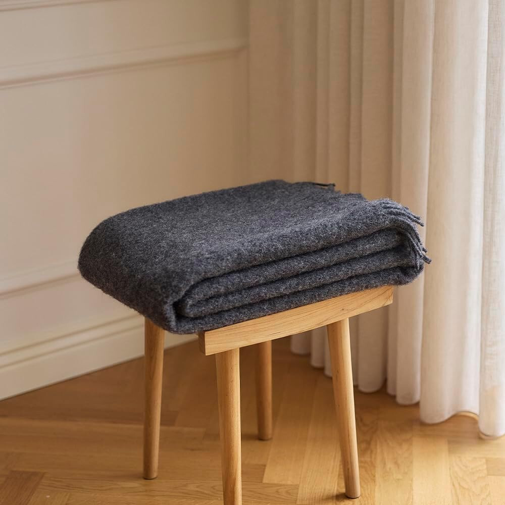 Wolldecke Scandi Plaid 130x200 cm – 100 % Schurwolle mit Woolmark Siegel, dunkelgrau – Bild 4