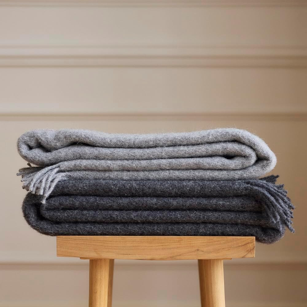 Wolldecke Scandi Plaid 130x200 cm – 100 % Schurwolle mit Woolmark Siegel, dunkelgrau – Bild 3