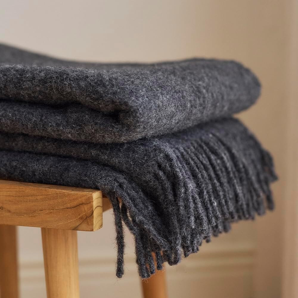 Wolldecke Scandi Plaid 130x200 cm – 100 % Schurwolle mit Woolmark Siegel, dunkelgrau – Bild 2